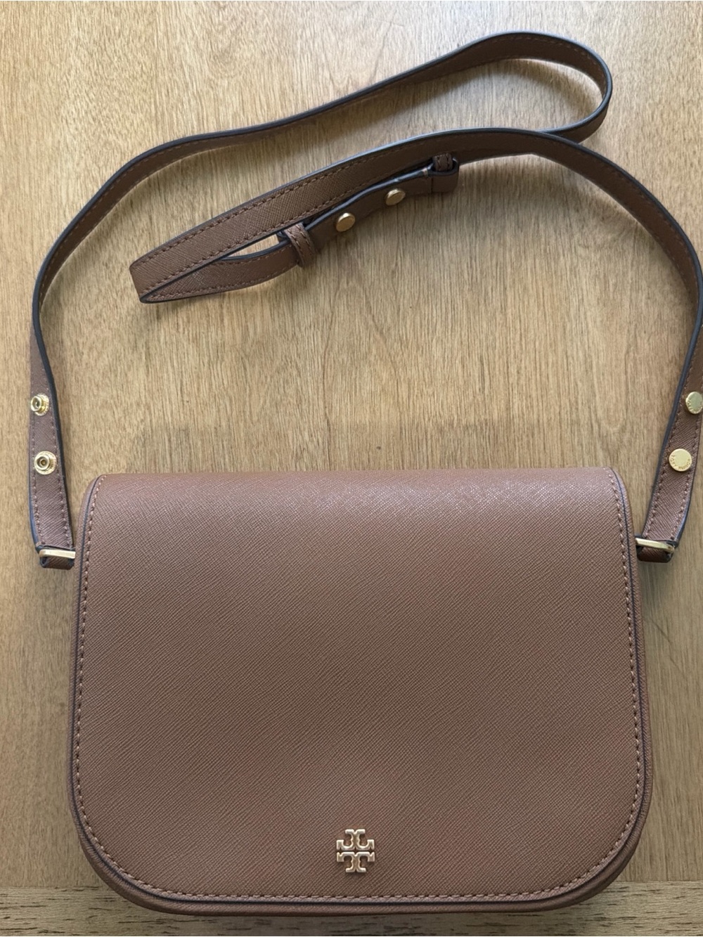 Tory Burch Saddle Crossbody in Warm Brown with Gold Logo